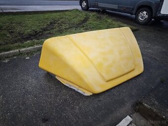 Střešní spoiler na dodávku.