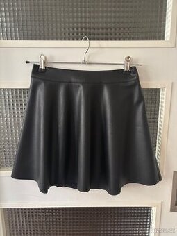 Černá koženková sukně