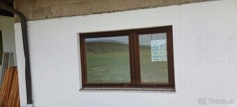 Dvoudílné dřevěné okno.