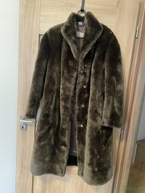 Dámský kabát z medvědí kožešiny