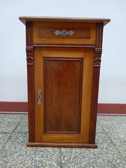 Starožitná komoda/skříňka z masívu