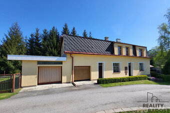 Rodinný dům, terasovité zahrady, zalesněný svah a louka u ře