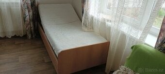 zdravotní mechanicky polohovatelná postel