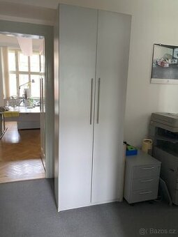 Skříň šatní vysoká 230 cm