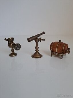 Miniatury + dřevěný rámeček/polička na miniatury
