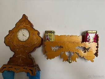 starozitne drevene hodiny, policka a ramecky na obrazky