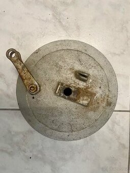 Střed kola a štít Jawa kývačka