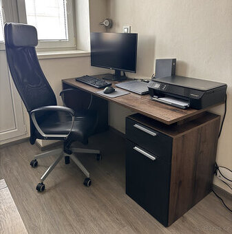 Kancelářský stůl dřevěný