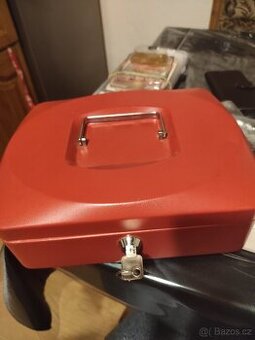 Trezor přenosná příruční pokladna malá na drobné mince i ban