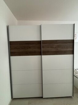 Velká šatní skříň