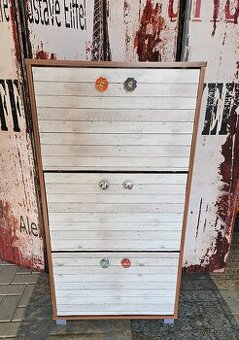 Výklopný botník do předsíně