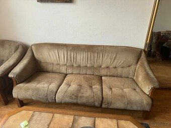 Stará masivní křesla