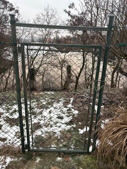 Klasické pletivo z plotu a branka