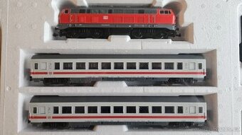 Nová digitální dieselová lokomotiva BR 218 + 2 osobní vozy