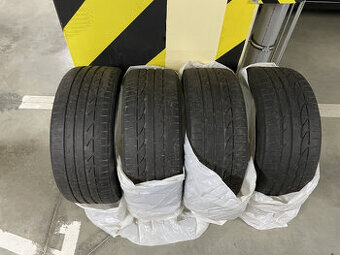 Letni Pneumatiky Bridgestone - Potenza 235/19. Výška 0,5cm.