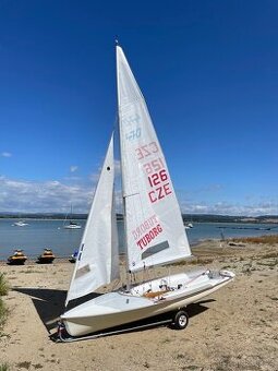 plachetnice 470 s manipulačním vozíkem a přívěsem