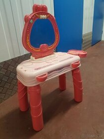 Dětský kosmetický stolek
