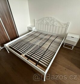 Bílá kovová postel