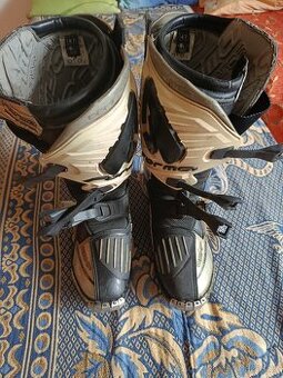 Cross boty forma