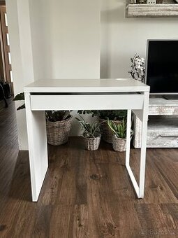 Psací stůl MICKE Ikea