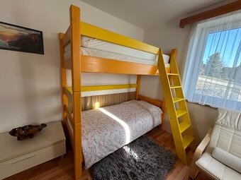 patrová postel z masivu i s matracemi