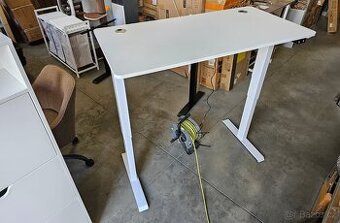 Nový elektrický výškově nastavitelný PC stůl