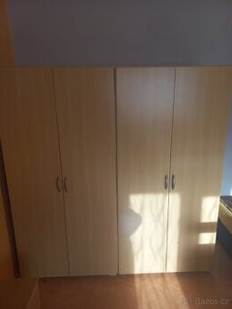 4 šatní skříně