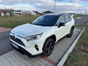 Toyota RAV4 4x4. 2,5 Hybrid. e-CVT, 222k. Pouze 85.500km.