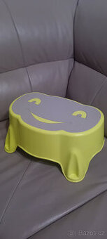 Stupátko, stupínek k umyvadlu