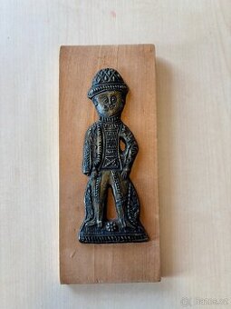 Dekorativní reliéf – Muž v lidovém kroji, dřevo a kov 23x9,5