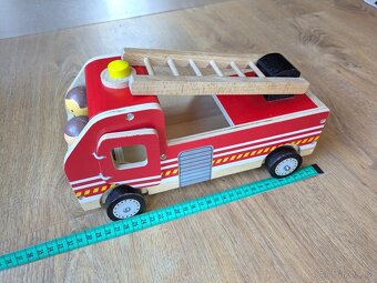 Dřevěné hasičské auto