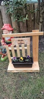 Dřevěný stojan na květiny