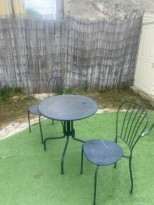 Zahradní stůl a dvě Židle