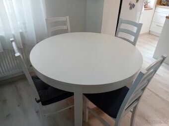 Rozkládací bílý stůl se 4 židlemi