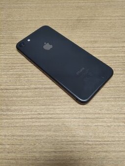 📱 iPhone 8 – 64 GB, funkční, prasklý displej + dárek