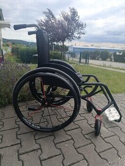 Odlehčený invalidní mechanický vozík