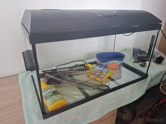Akvárium pro rybičky, s příslušenstvím a dekoracemi