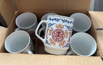 Sada retro hrnků v původním balení.