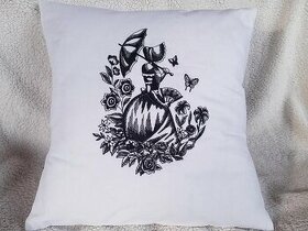 VIKTORIANSKÁ PANENKA S VĚJÍŘEM - VYŠÍVANÝ POLŠTÁŘEK