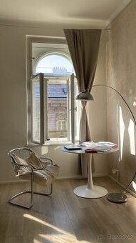 Bílý kulatý stůl