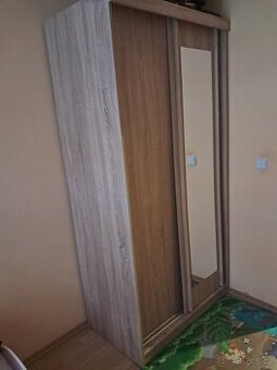 Šatni skřiň s zrcadlem