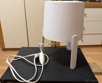Minimalistická bílá stolní lampa — IKEA-styl, 23 cm výška