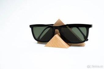 Dřevěný stojan na brýle – Space root