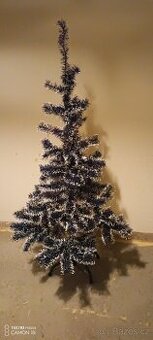 Hezký umělý vánoční stromek se stojánkem,125cm
