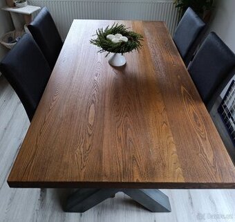 Jídelní stůl a 4 židle