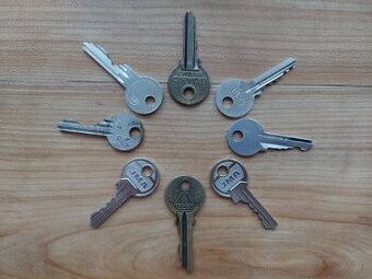 Retro starých 8 klíčů - hezké starožitné klíče z let 1980-99