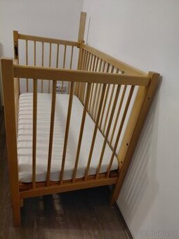 Dětska dřevěná postýlka s matrací