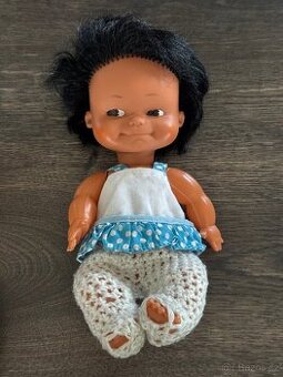 Retro panenka černovlasá