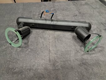 Nástěnné/stropní bodové světlo.