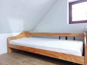 Celodřevěná postel s roštem a matracemi